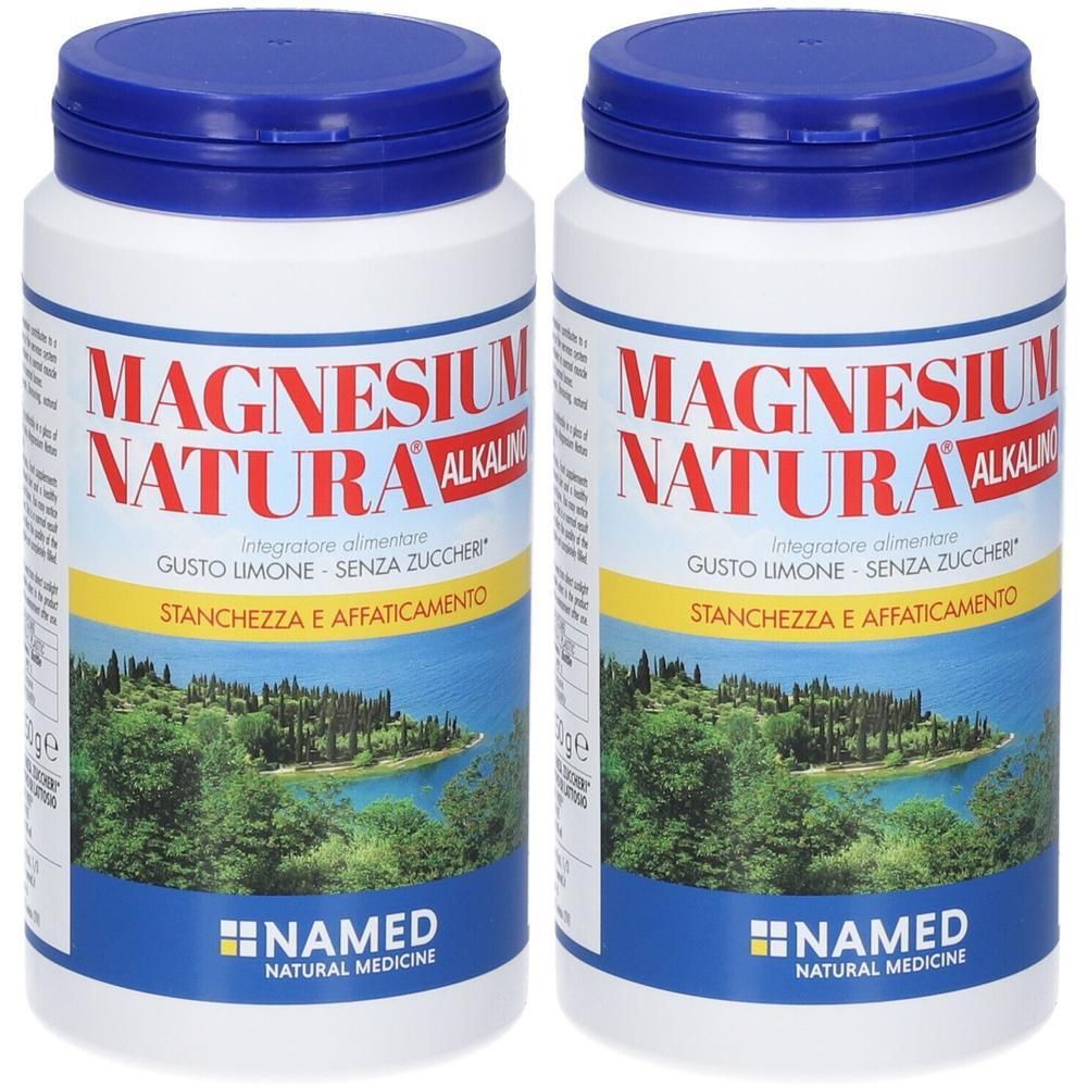 Due contenitori di Magnesio Natura, bianchi con tappo blu. Gusto limone, senza zuccheri.