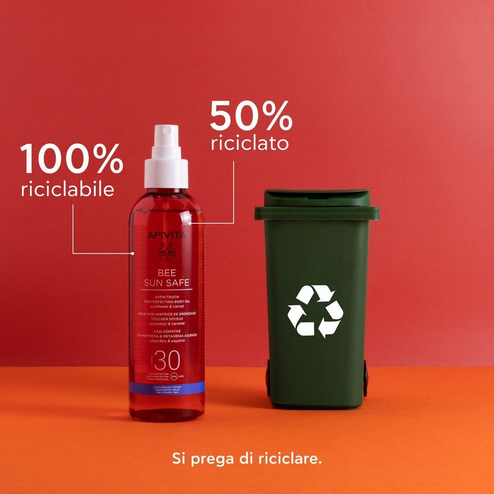 Olio solare APIVITA SPF30 accanto a un bidone della spazzatura verde. Testo sul riciclo.