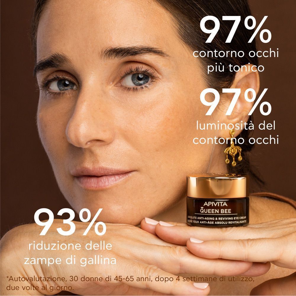 Donna con crema contorno occhi APIVITA Queen Bee. Mostra 97% contorno occhi più tonico e 93% riduzione zampe di gallina.