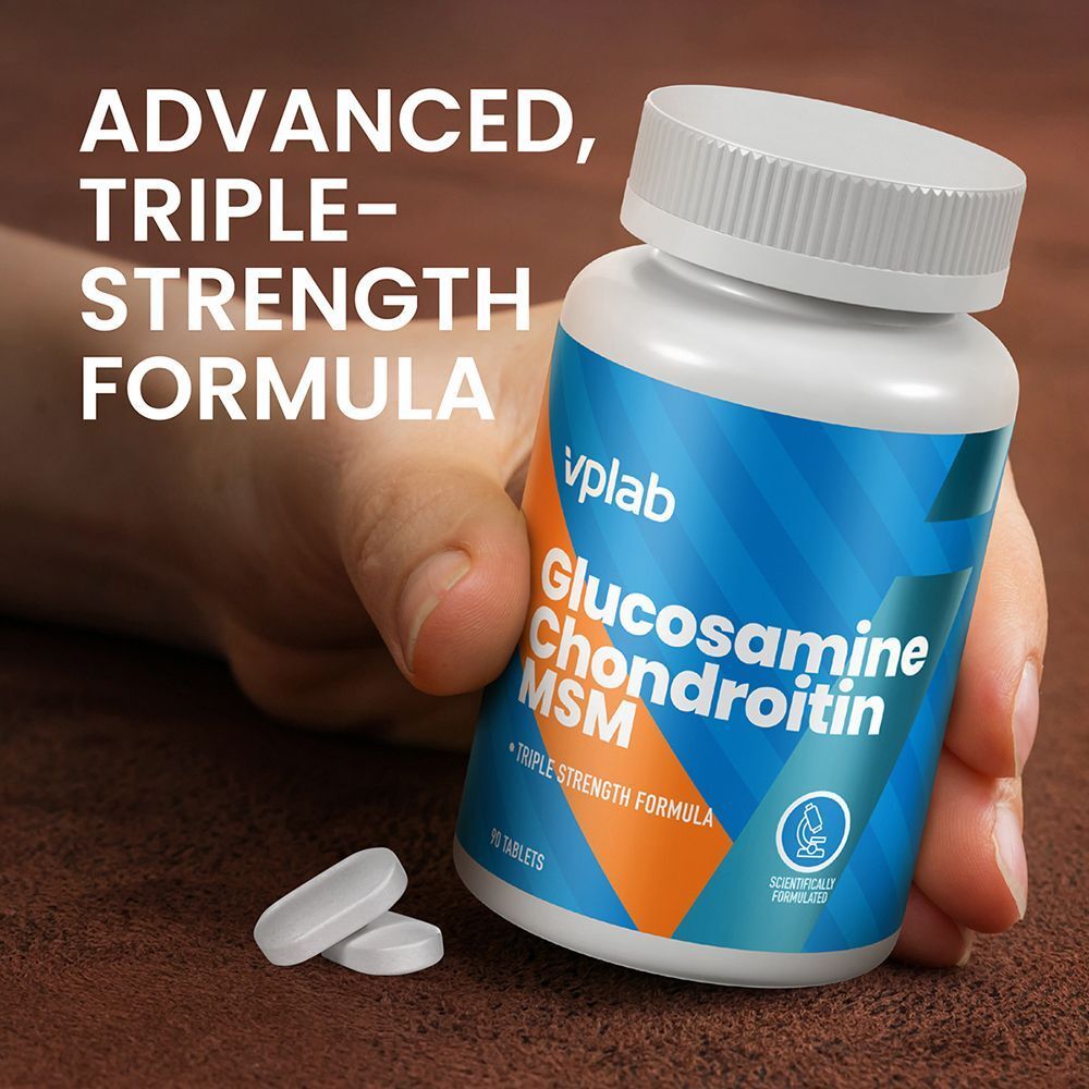Mano che tiene un flacone VPLAB Glucosamina & Condroitina & MSM con tre compresse.