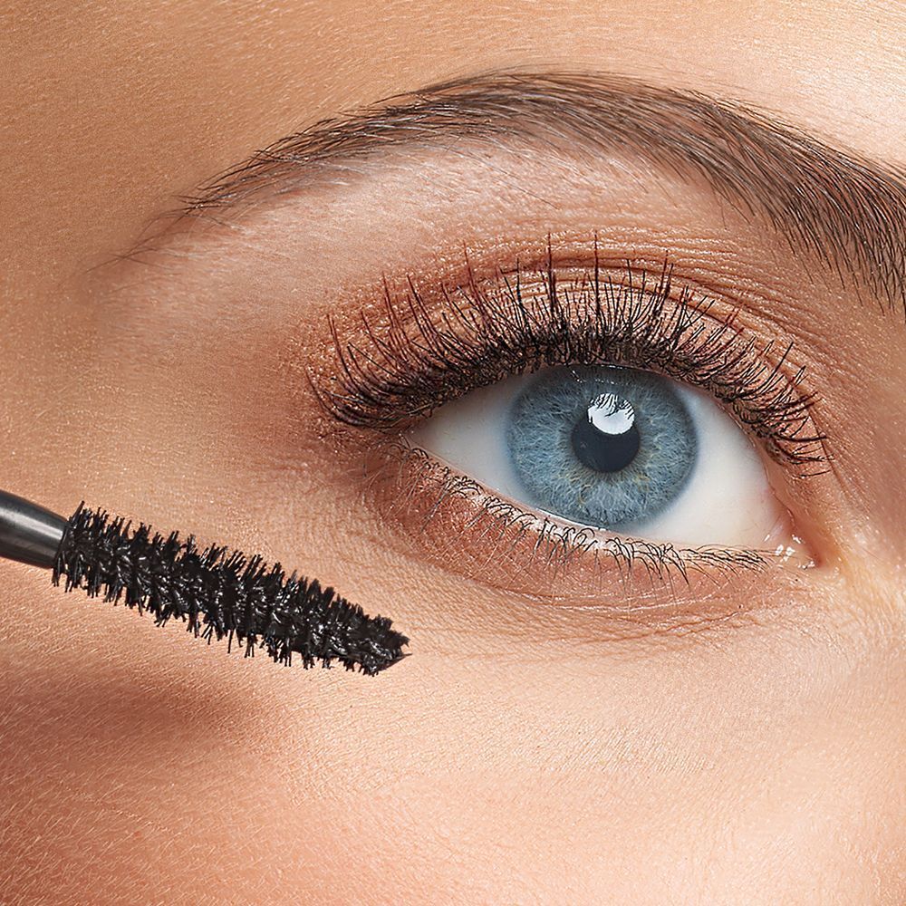 Primo piano di un occhio blu truccato con il mascara volume KORFF Cure Make Up Intensity.