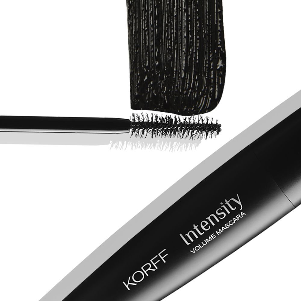 Applicatore di mascara con texture nera e parte di un flacone KORFF Intensity Volume Mascara.