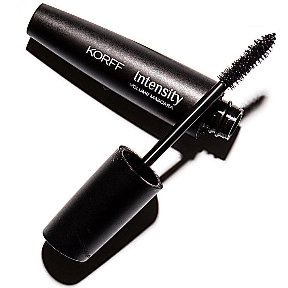 Flacone di mascara nero KORFF Intensity Volume con tappo aperto e applicatore.