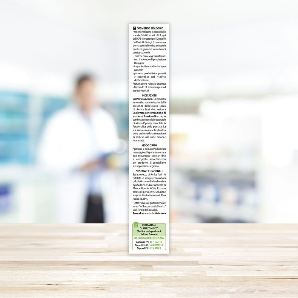 Vista laterale della confezione di Arnica bioPomata con ingredienti e certificazione bio. Confezione verde e bianca.
