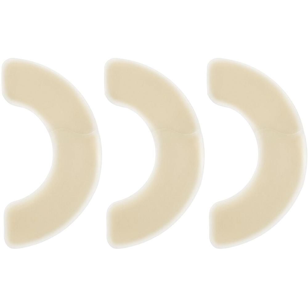 Tre cerotti idrocolloidali chiari a forma di mezzaluna su sfondo bianco.