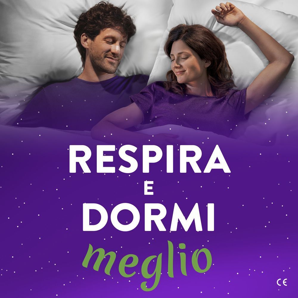 Una coppia dorme serenamente a letto, circondata da stelle. Testo: Respira e dormi meglio.