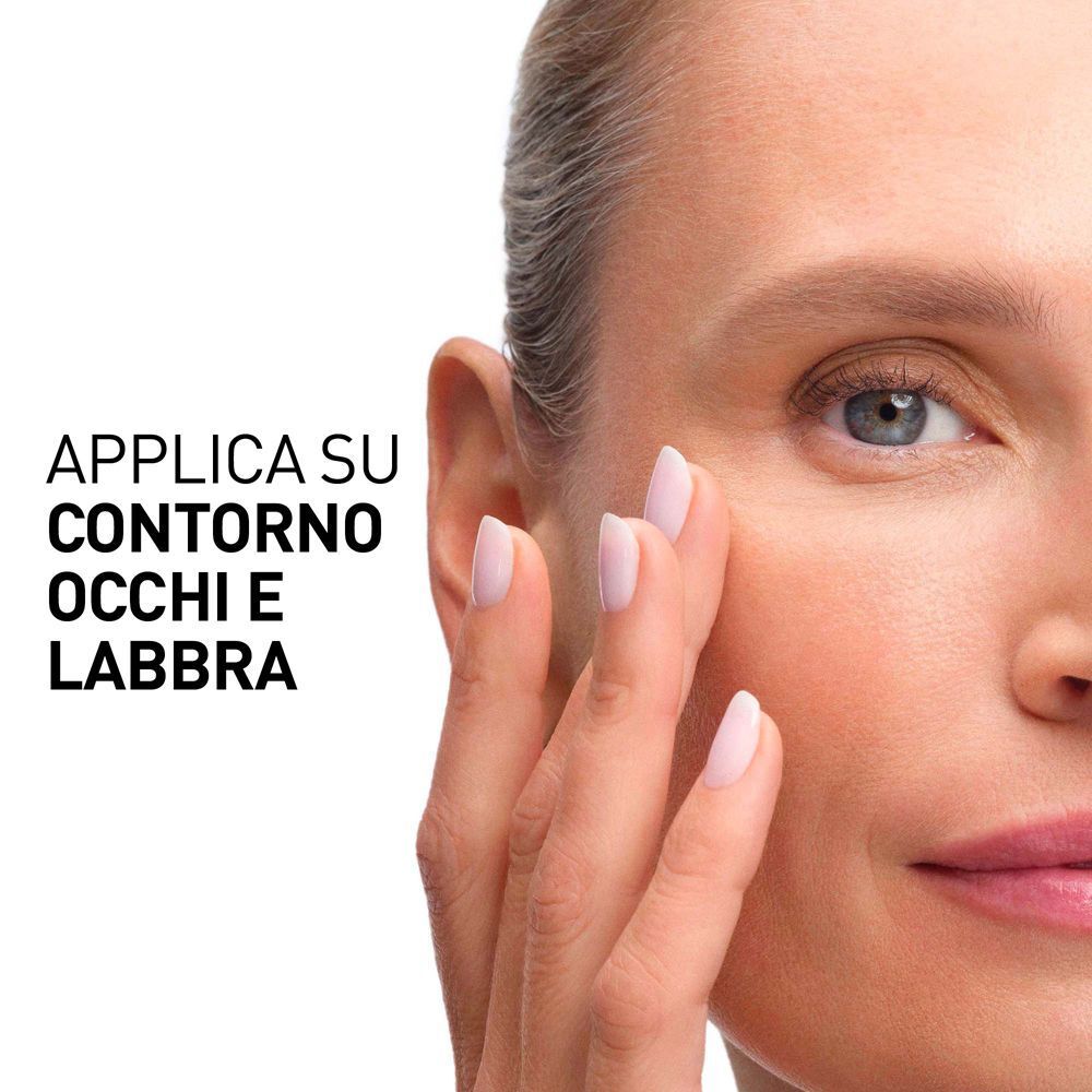 Donna applica Filorga Global-Repair Advanced Eyes & Lips.