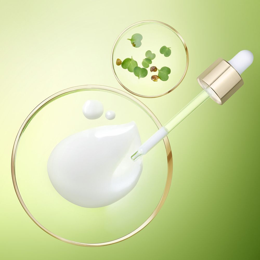 Contagocce con goccia di siero su capsule di Petri con piante e siero.