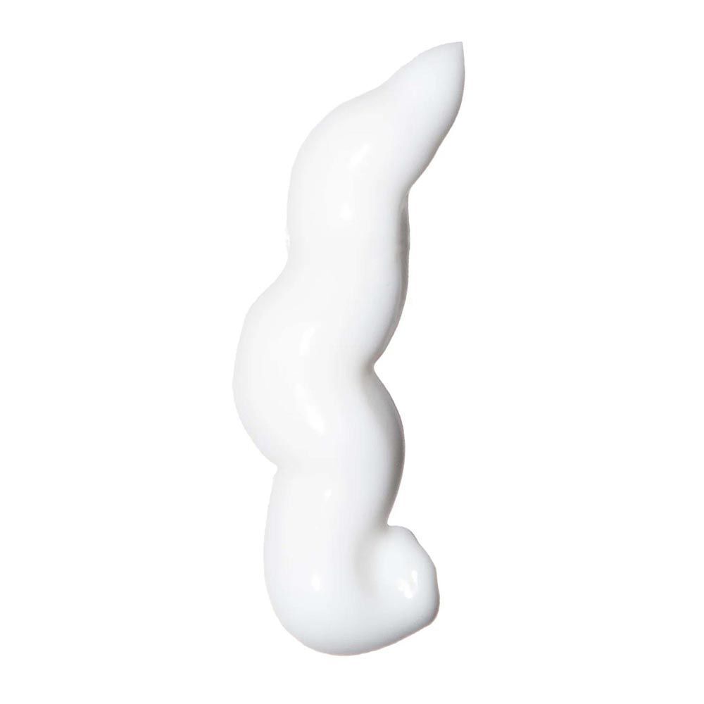 Una spirale di crema bianca su sfondo bianco.