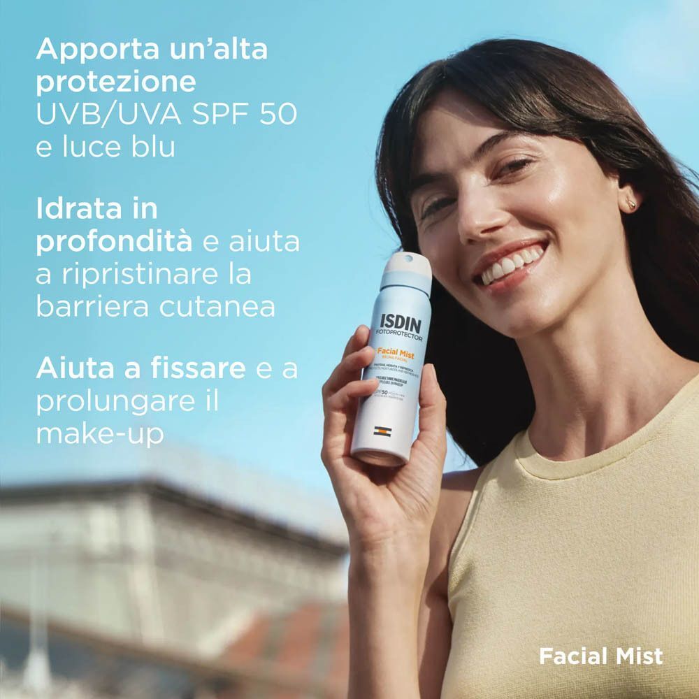 Donna con flacone spray ISDIN Fotoprotector Bruma Viso SPF 50, testo sulla protezione solare.