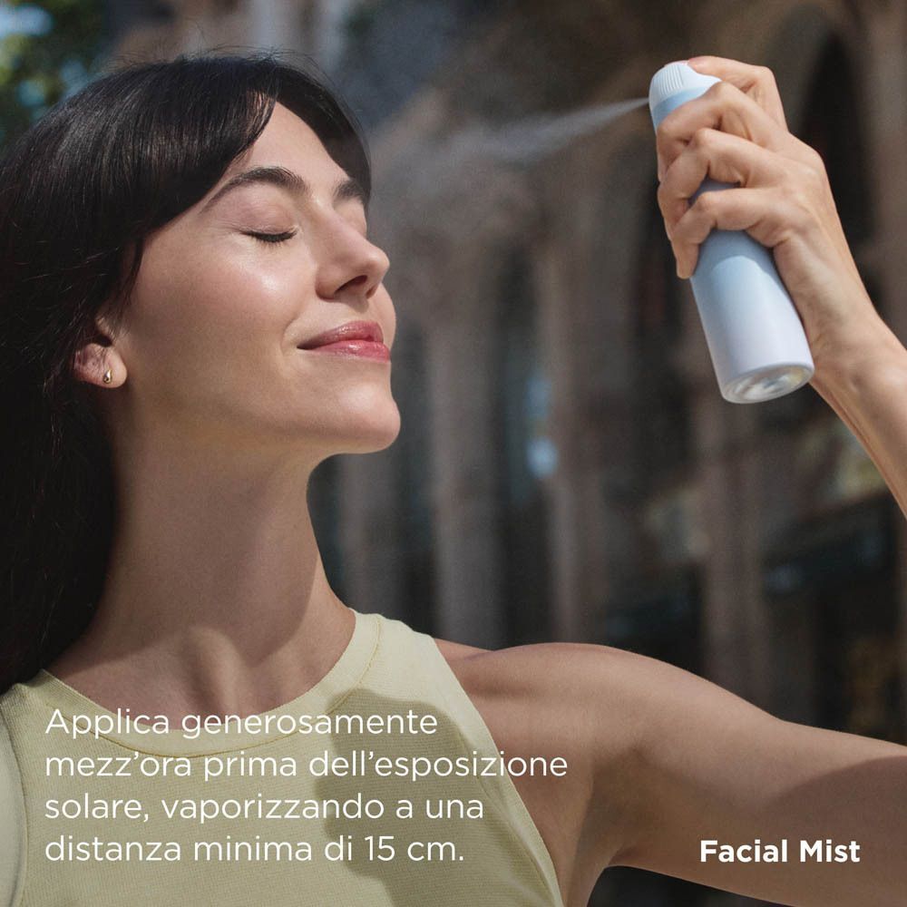 Donna applica ISDIN Fotoprotector Bruma Viso SPF 50 da 15 cm.
