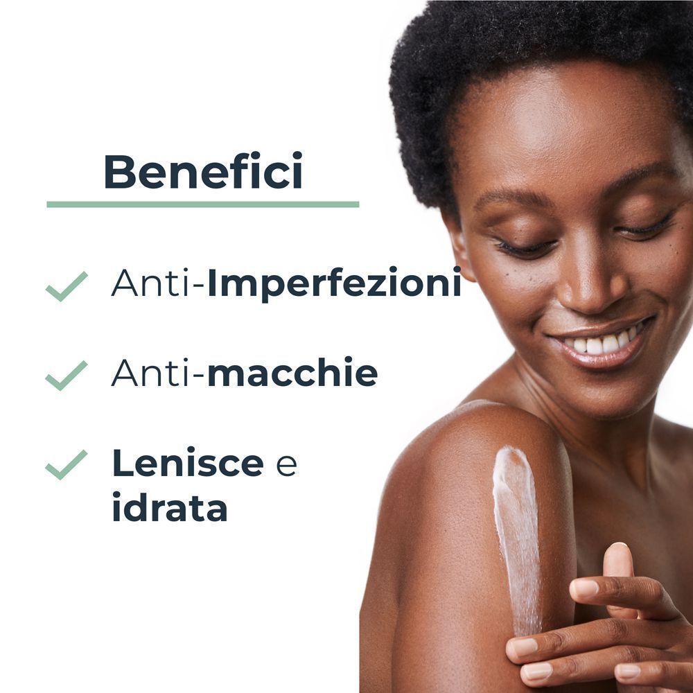 Donna con crema applicata sul braccio, con benefici come anti-imperfezioni e idratazione.