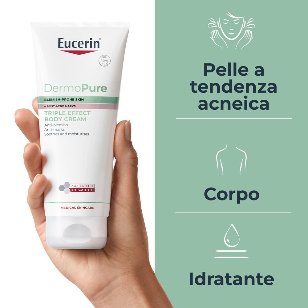 Mano che tiene la crema corpo tripla azione Eucerin DermoPurifyer per pelli a tendenza acneica.
