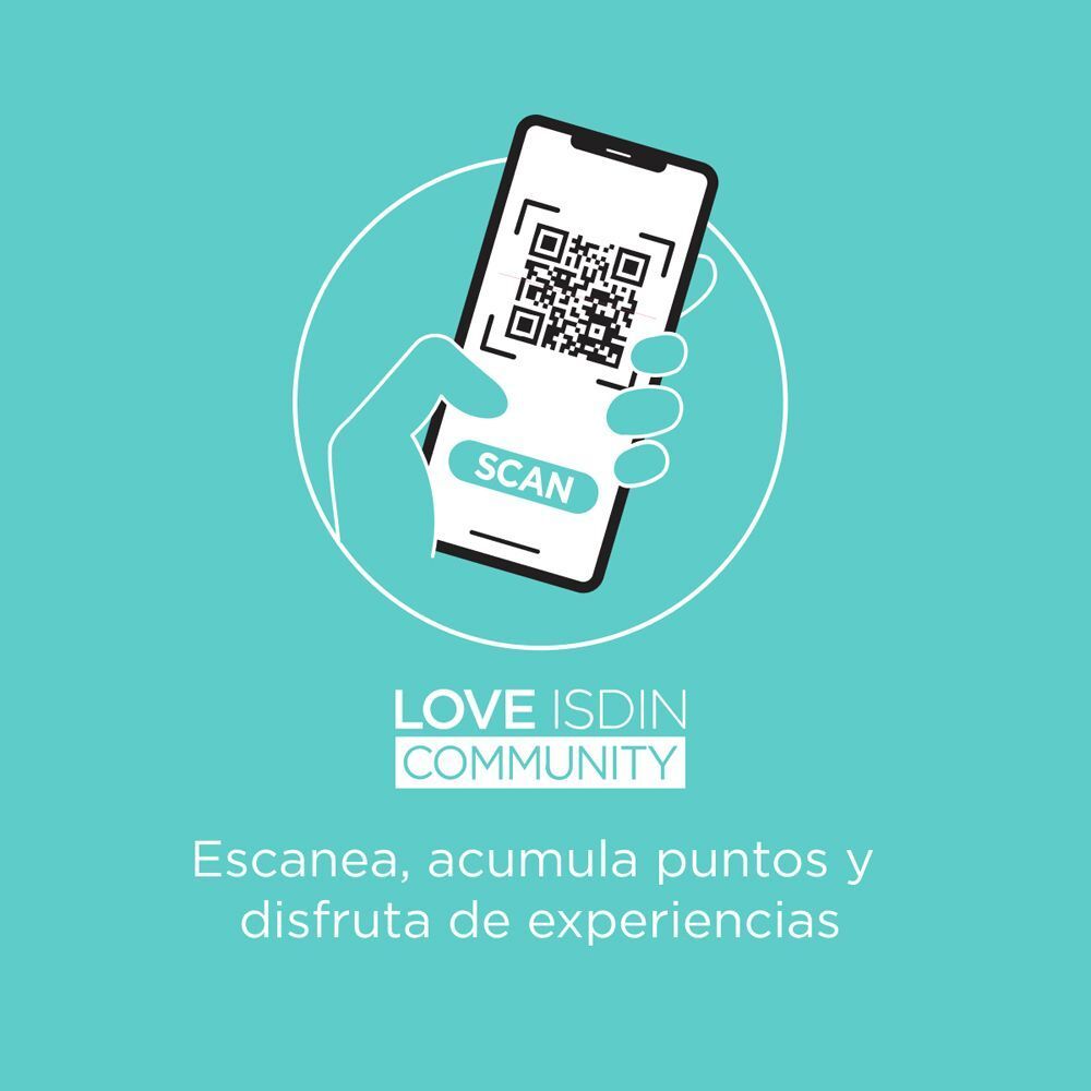 Mano che scansiona un codice QR su uno smartphone.