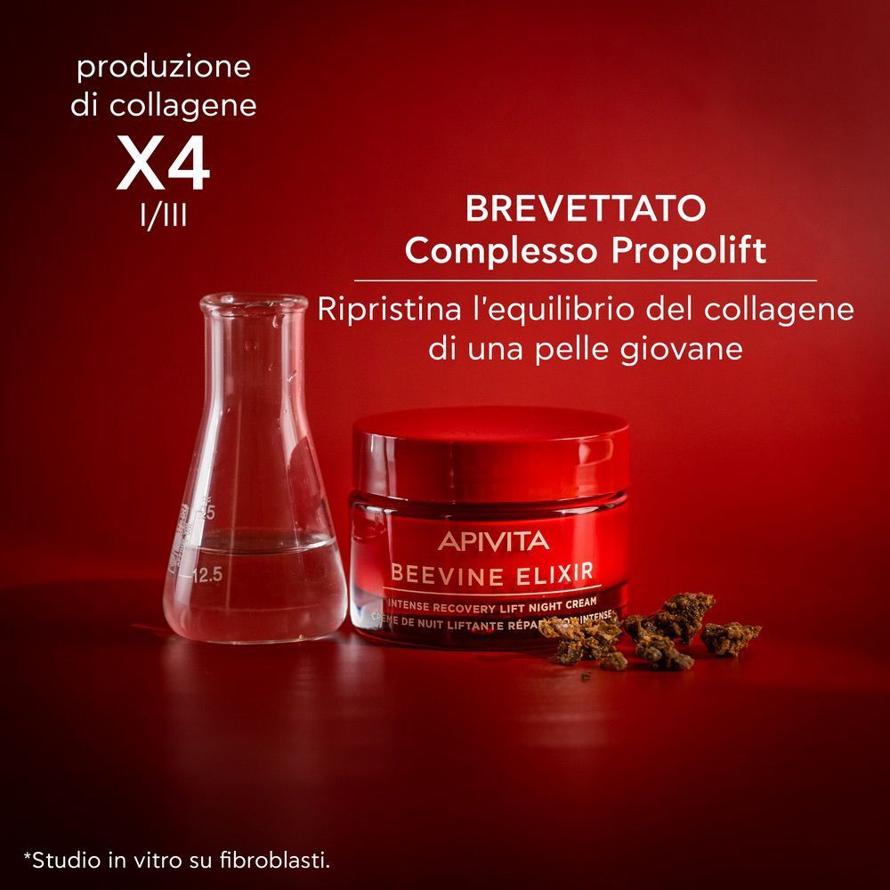 Crema notte APIVITA BEEVINE ELIXIR accanto a un becher e propoli.