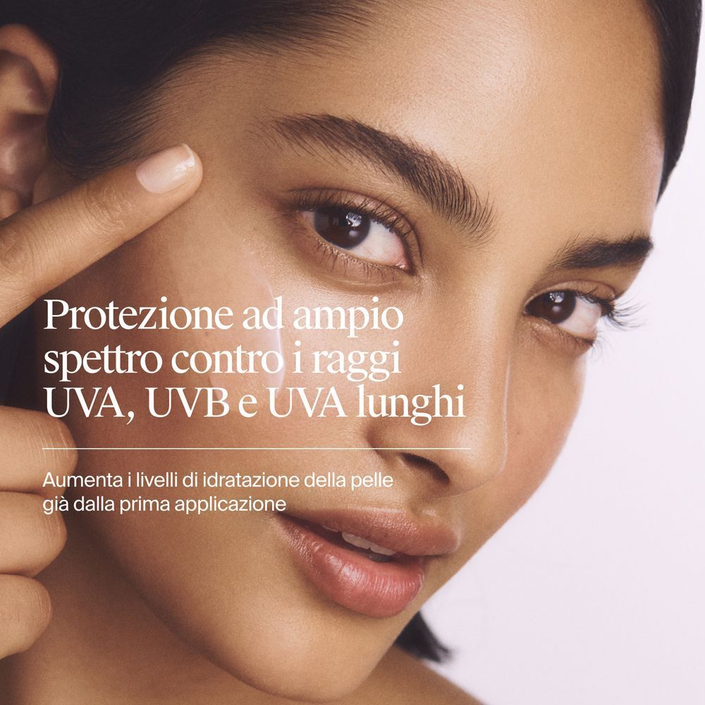 Primo piano di un viso con testo: "Protezione ad ampio spettro contro i raggi UVA, UVB e UVA lunghi".
