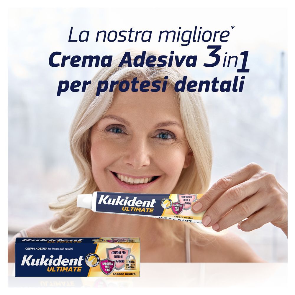 Donna sorridente tiene in mano la crema adesiva Kukident Ultimate. "La nostra migliore crema adesiva 3in1 per protesi dentali".