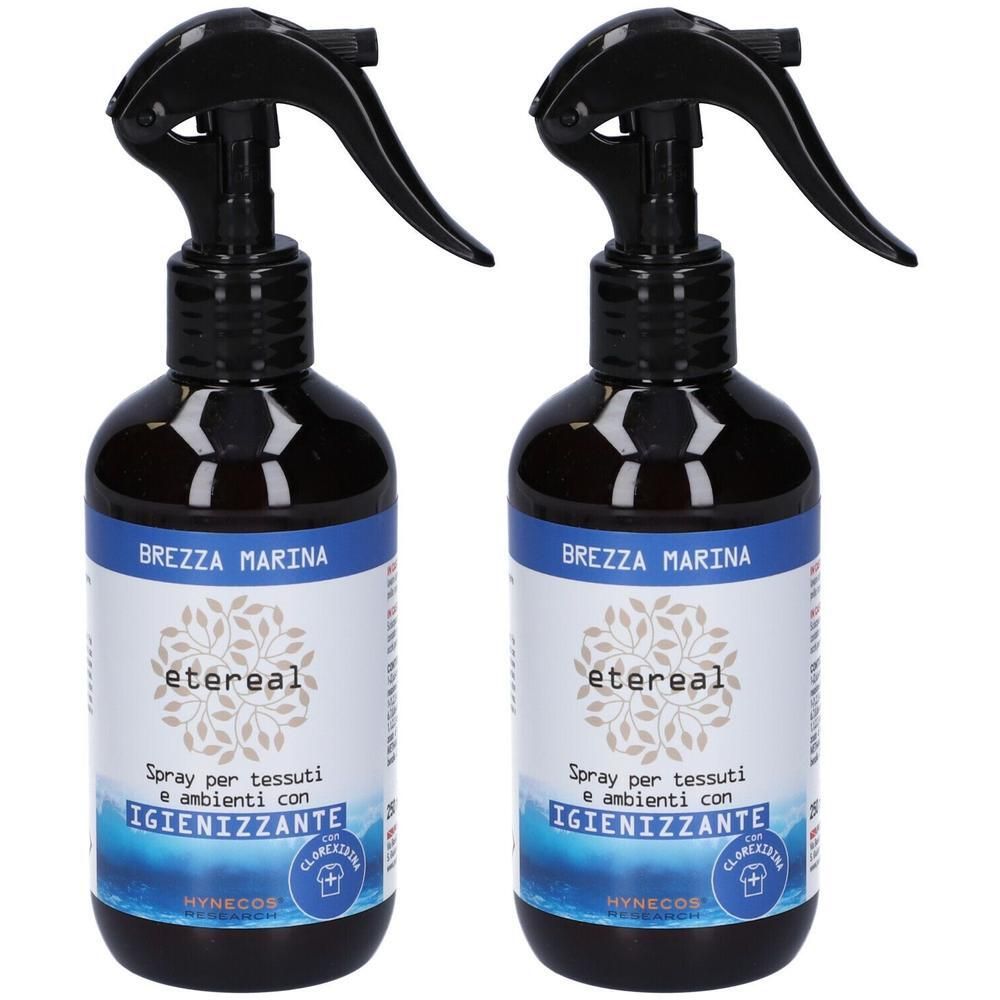 Due flaconi spray con etichetta "Brezza Marina" e "etereal", igienizzante per tessuti e ambienti.