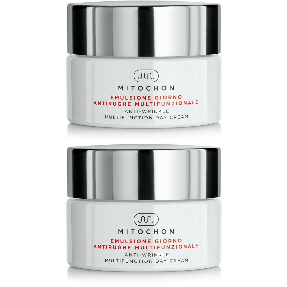 Due vasetti di crema giorno multifunzionale Mitochon con tappi argentati.