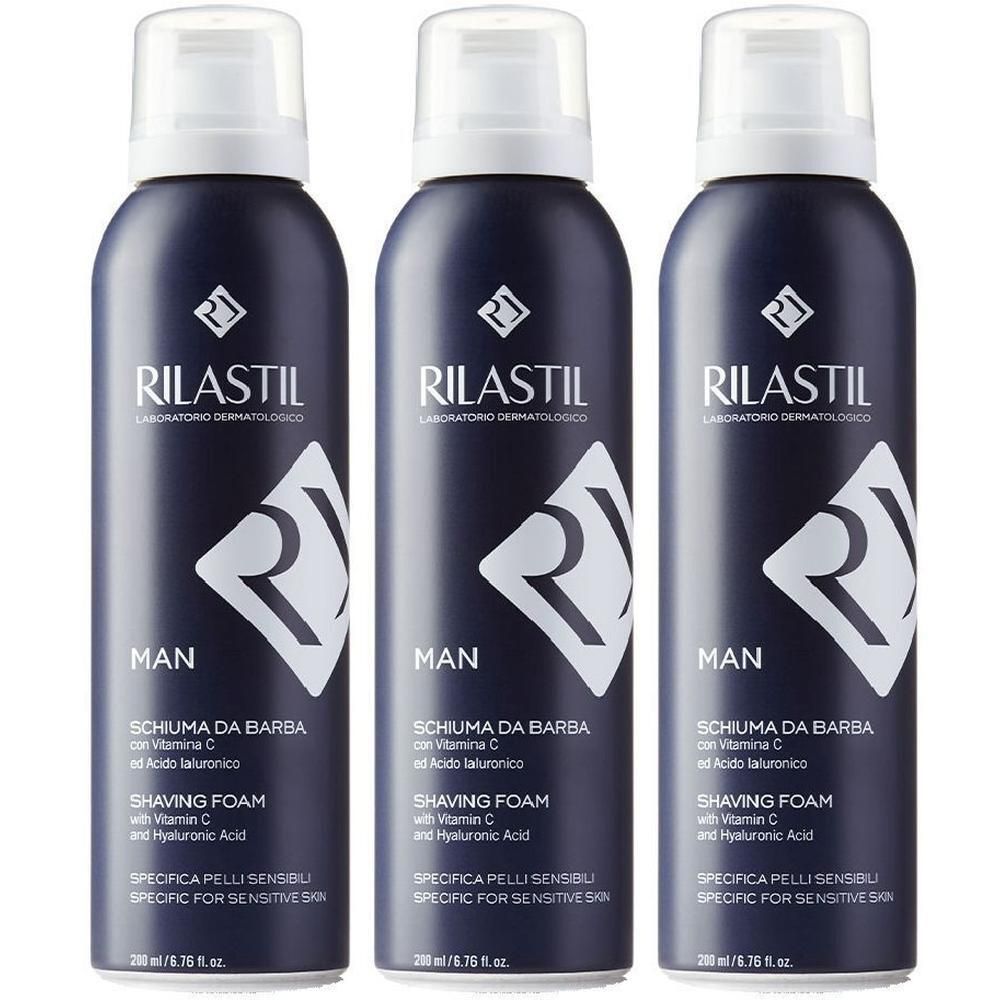 Tre bombolette Rilastil Man Schiuma da Barba blu scuro con logo bianco e scritte.