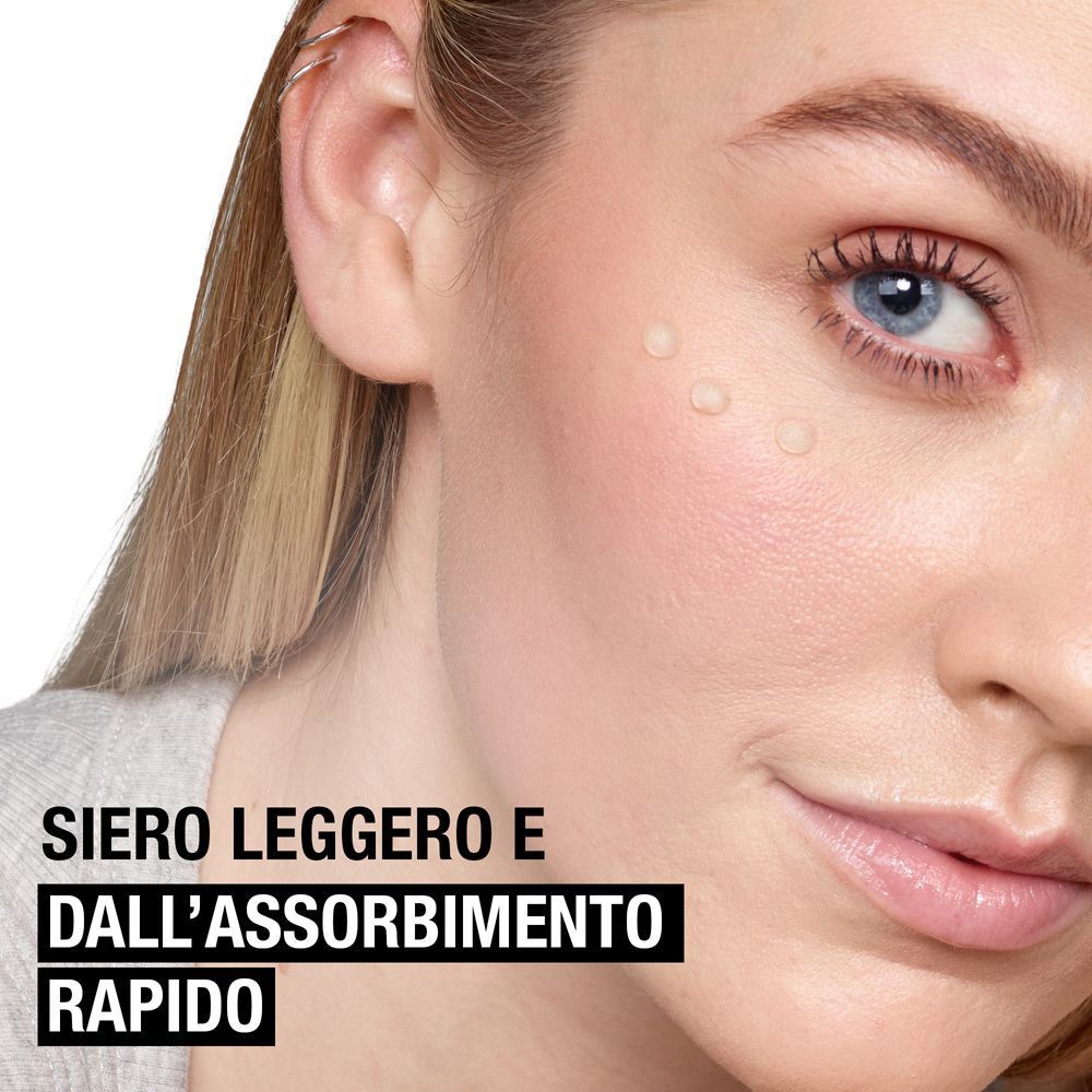 Primo piano di un viso con gocce di siero. Testo: Siero leggero e a rapido assorbimento.