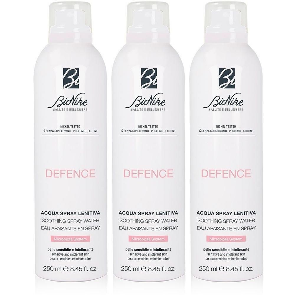 Tre flaconi spray BioNike DEFENCE di acqua lenitiva.