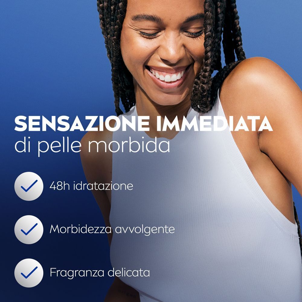 Donna sorridente con pelle morbida, promuove idratazione 48h e fragranza delicata della crema corpo.