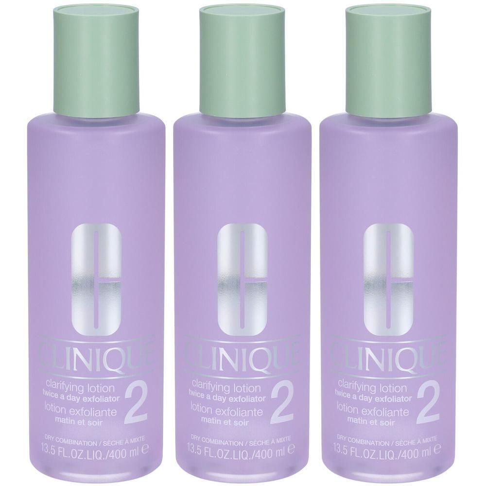Tre flaconi di Clinique Clarifying Lotion 2 con tappi verde chiaro e corpo viola.