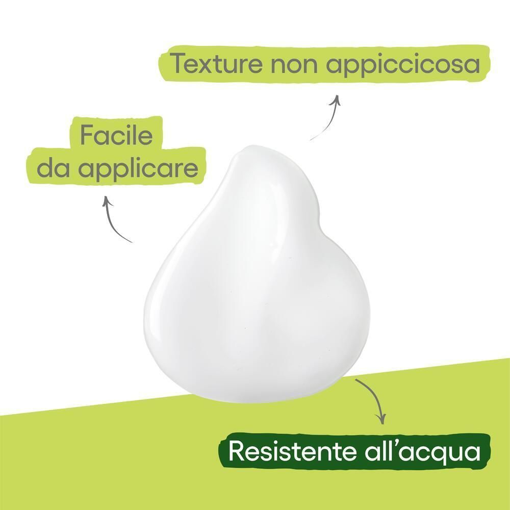 Campione di texture di spray solare A-Derma Protect Kids SPF50+ con indicazioni d'uso.