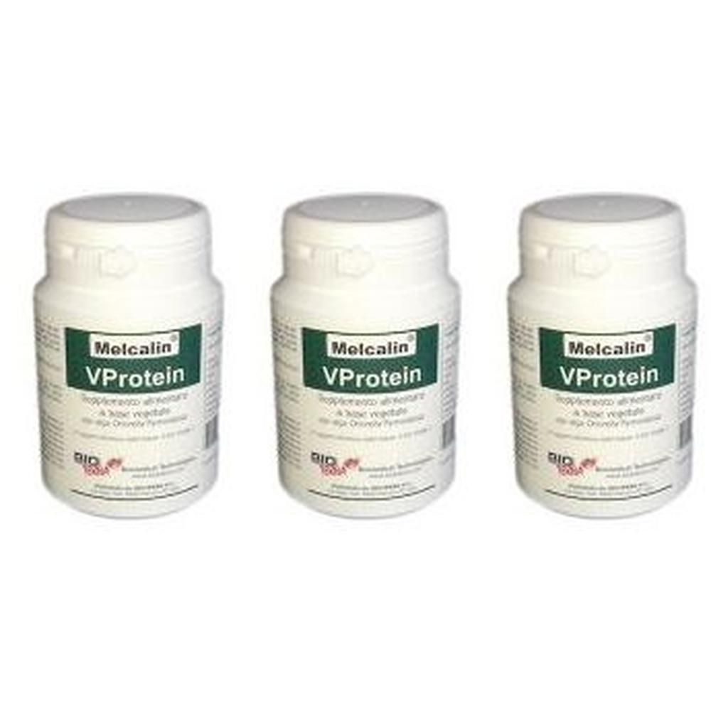 Tre contenitori bianchi di integratori alimentari Melcalin VProtein.
