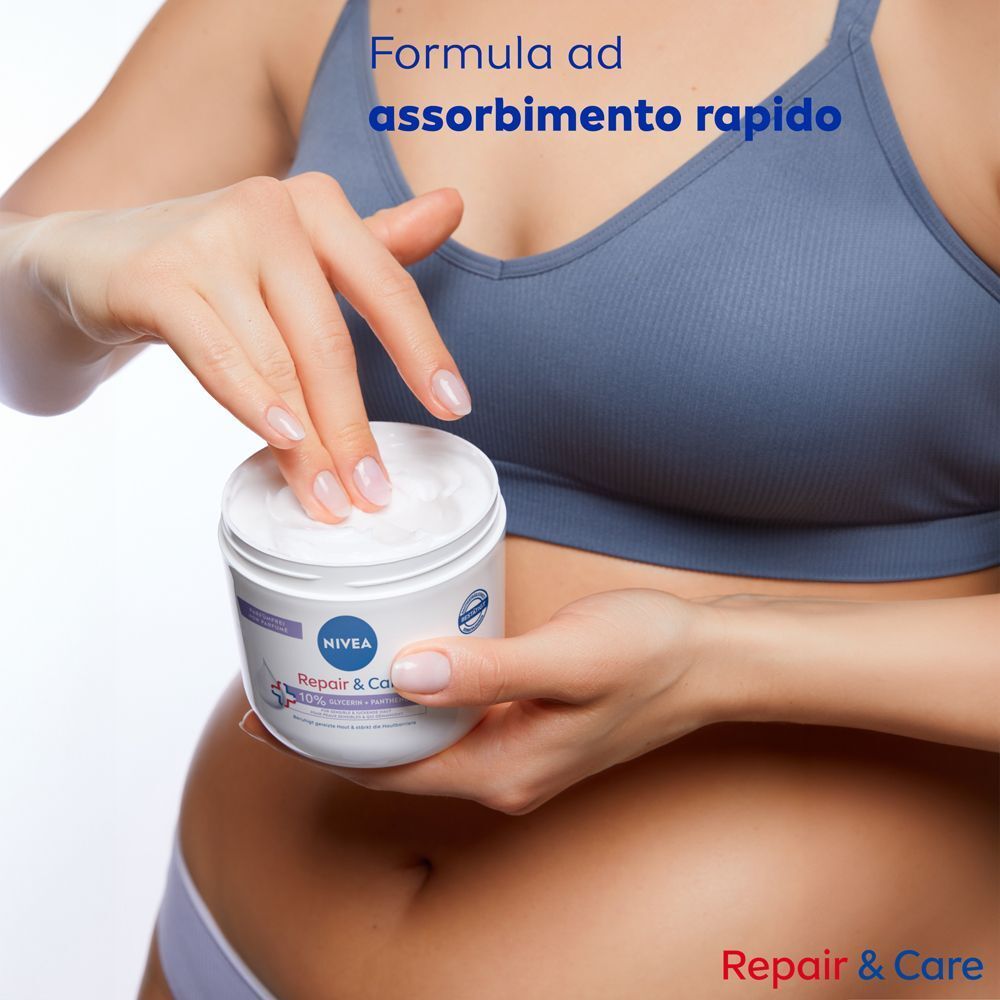 Mani prelevano crema Nivea Repair & Care da un barattolo.