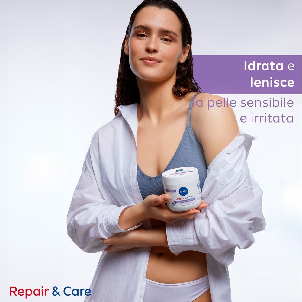 Donna tiene barattolo Nivea Repair & Care per pelle sensibile.