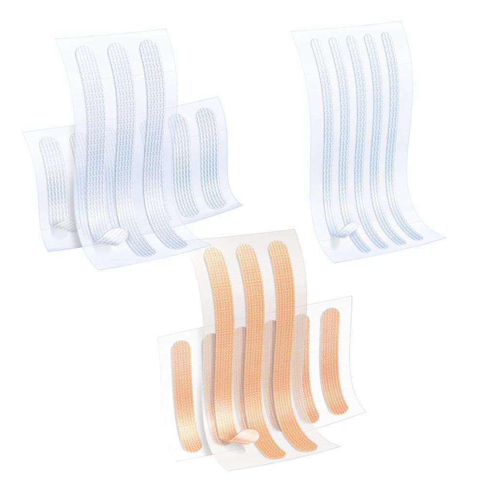 Diversi cerotti sterili Leukoplast Leukosan Strip su materiale di supporto.
