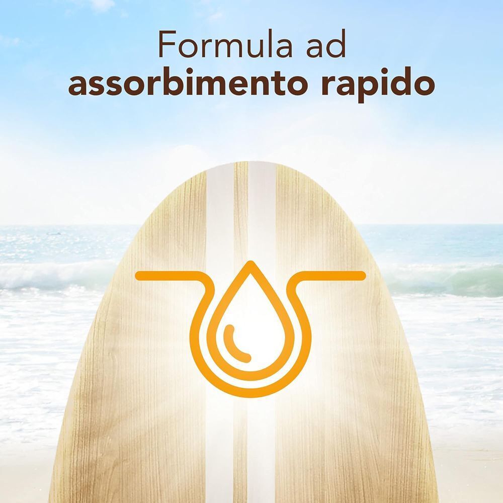Simbolo di rapido assorbimento su una tavola da surf davanti al mare.