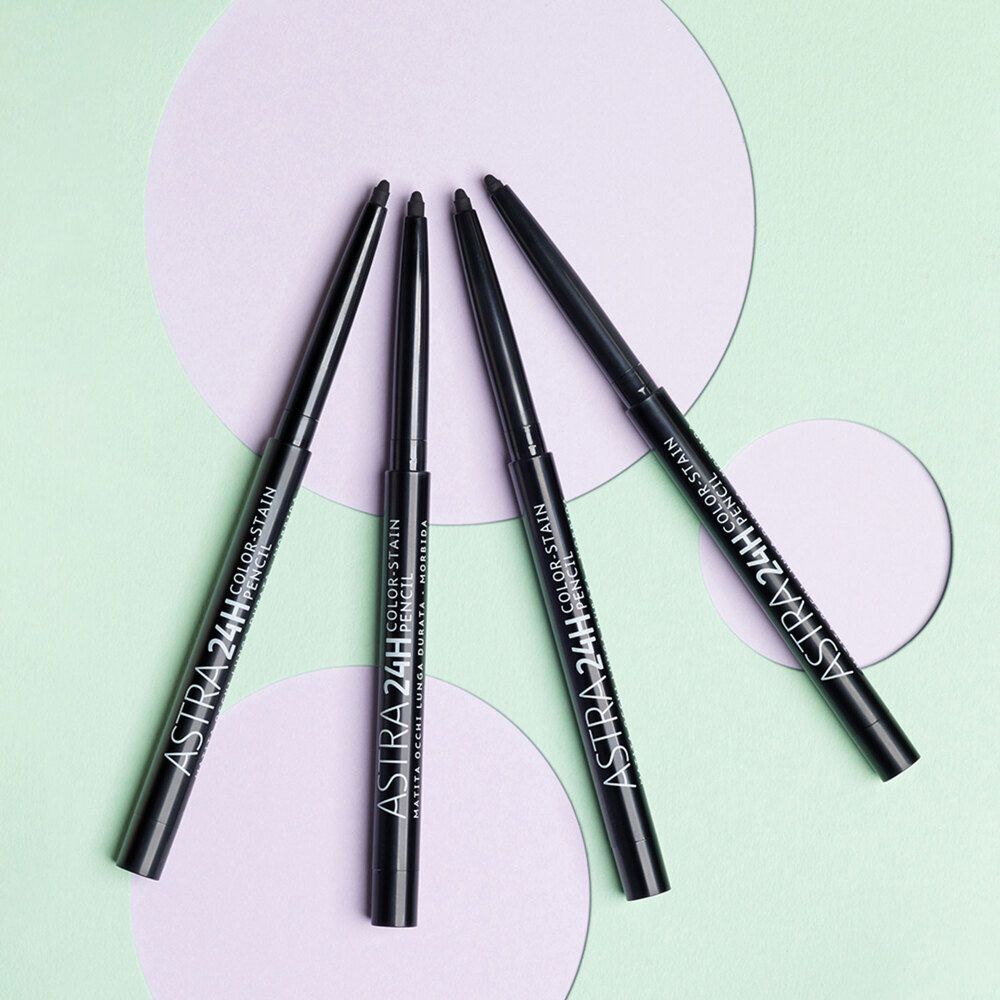 Quattro matite eyeliner nere retrattili con scritta 'ASTRA 24H COLOR-STAIN PENCIL'.