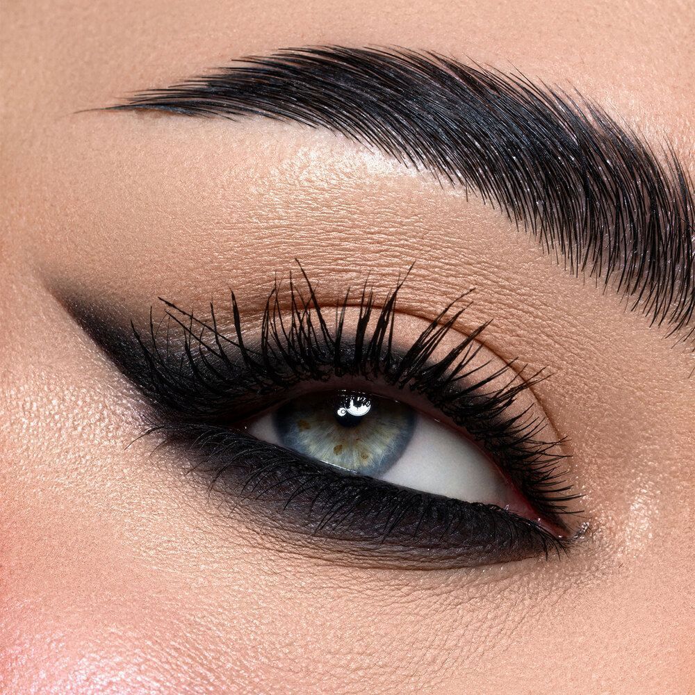 Primo piano di un occhio con eyeliner nero, ombretto e mascara.