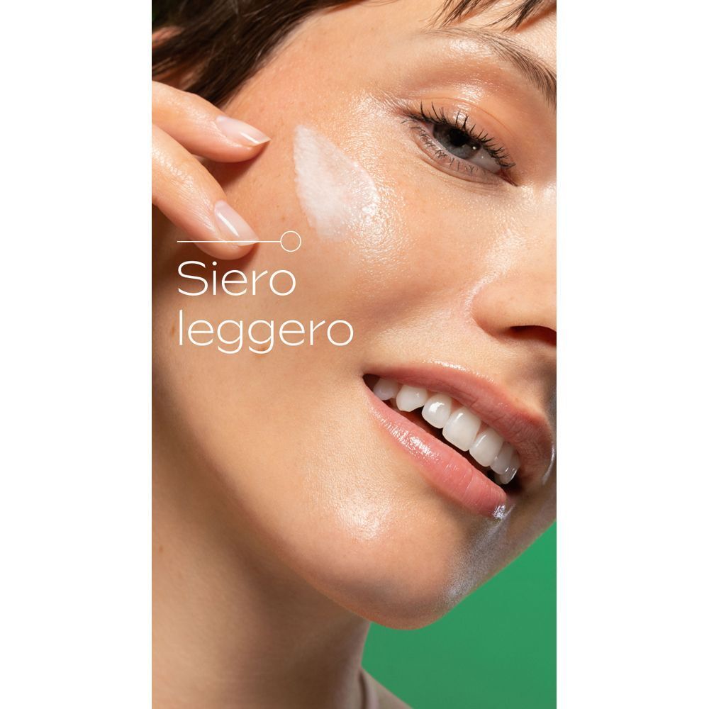 Donna applica WELEDA Siero Antiossidante Protettivo. Siero leggero.