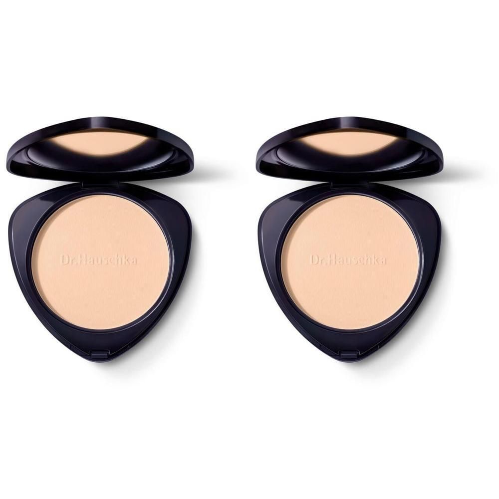 Due ciprie compatte Dr. Hauschka aperte con cipria chiara.