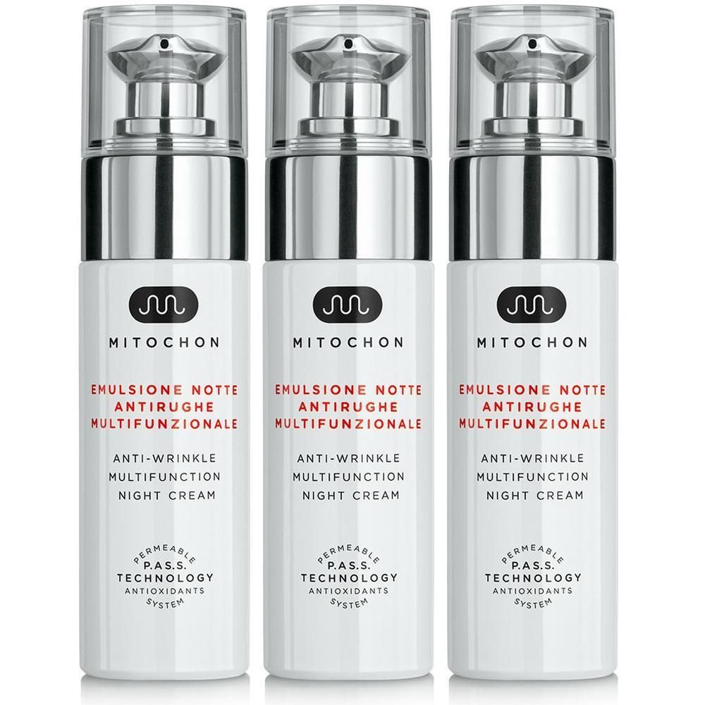 Tre flaconi di crema notte multifunzionale antirughe Mitochon con dispenser a pompa.