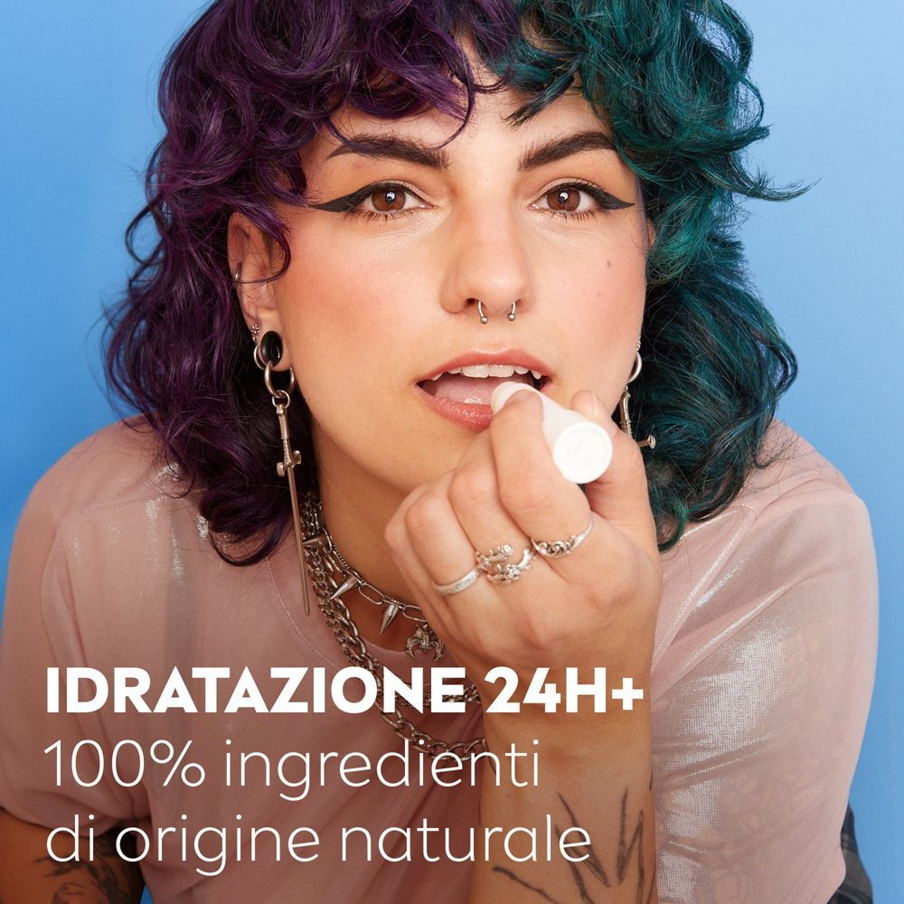Una persona applica il balsamo labbra Labello Classic Care Pride Limited Edition.