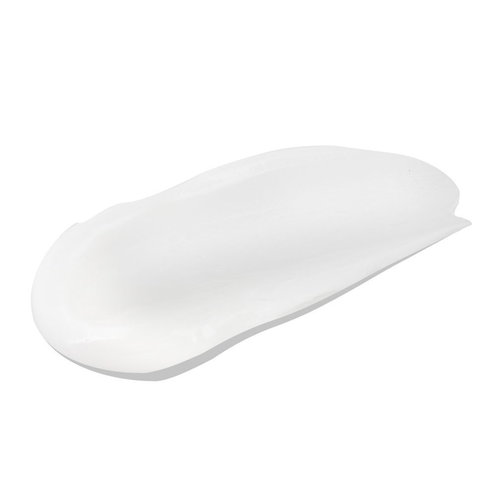 Un campione di crema bianca su sfondo bianco.