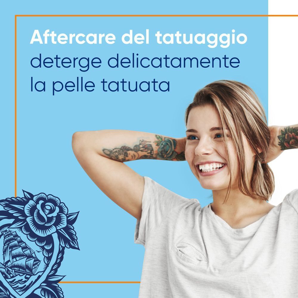 Giovane donna con tatuaggi sulle braccia, sorridente. Sfondo blu con testo.