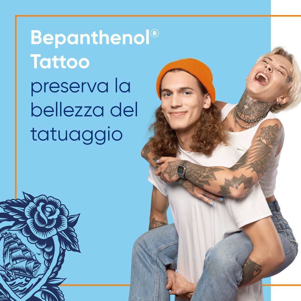 Giovane coppia tatuata, uomo porta donna in groppa. Scritta Bepanthenol Tattoo.