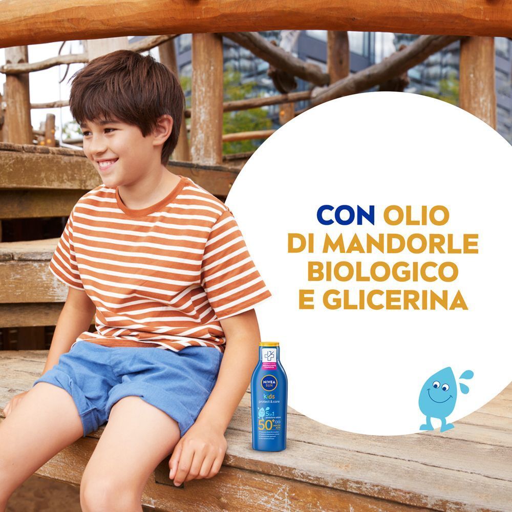 Bambino seduto all'aperto. Nivea Sun Latte Solare Kids SPF 50+ con olio di mandorle e glicerina.