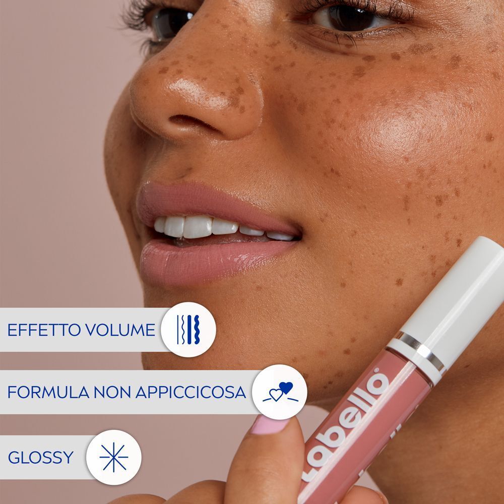Primo piano labbra con Labello Lip Oil Glossy. Effetto volume, formula non appiccicosa.