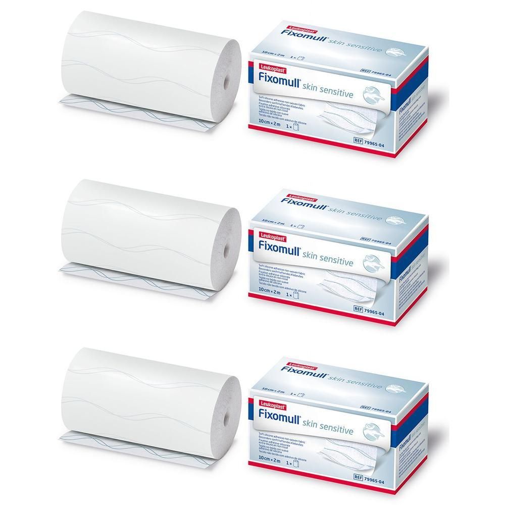 Tre rotoli di garza adesiva Fixomull Skin Sensitive, con le loro confezioni.