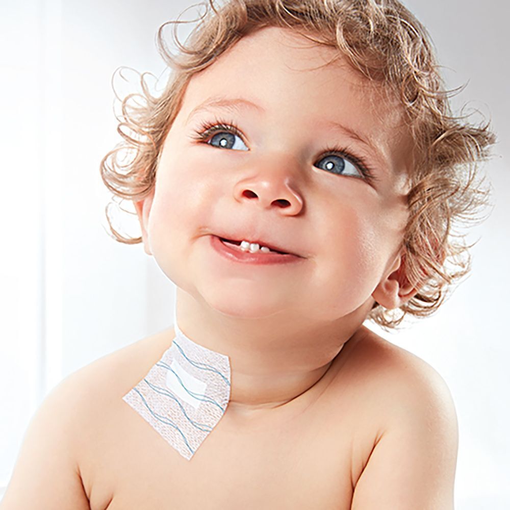 Una medicazione adesiva Fixomull Skin Sensitive sulla pelle di un bambino, sul collo.