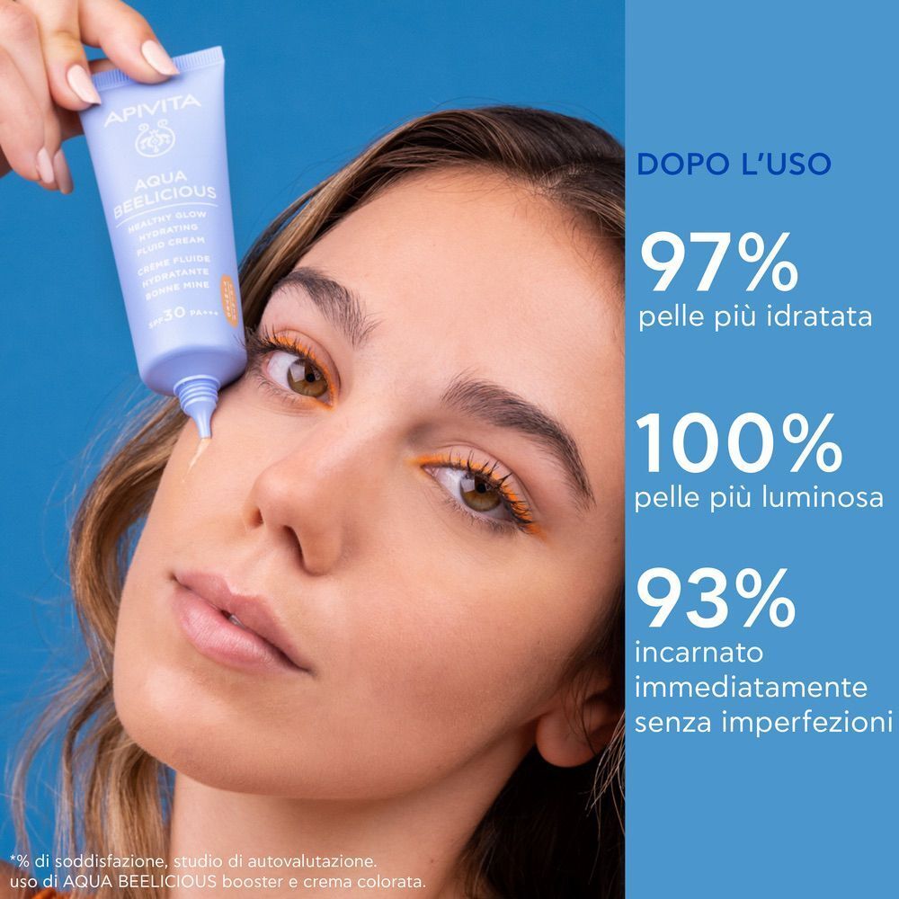 Una donna applica la crema fluida colorata Apivita Aqua Beelicious SPF 30.