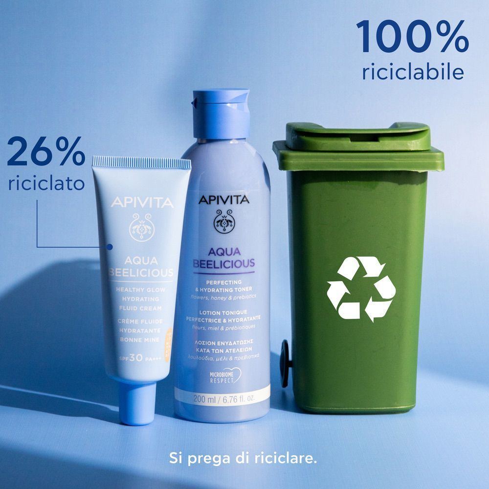 Prodotti Apivita Aqua Beelicious accanto a un bidone di riciclaggio verde.