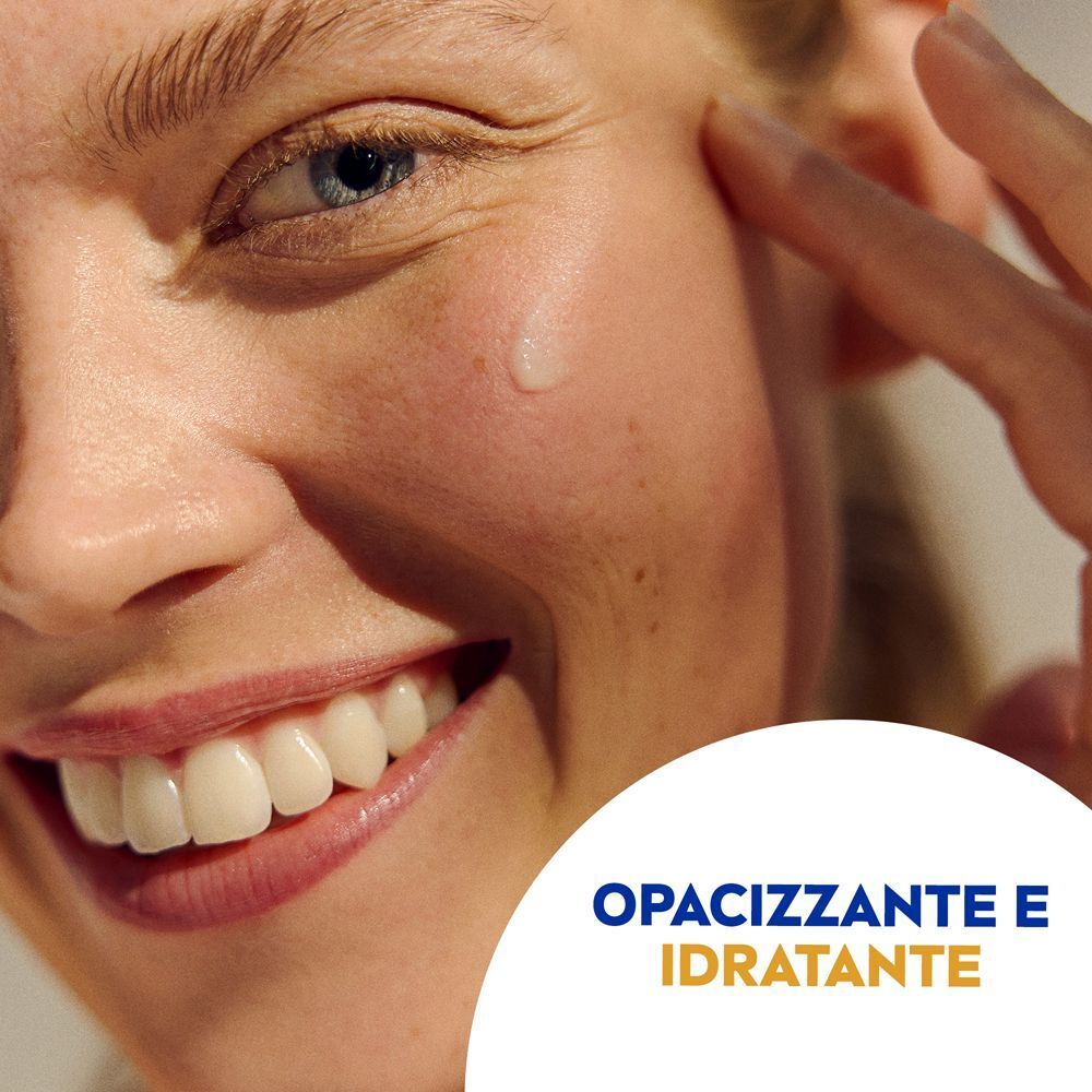 Una donna applica la crema solare Nivea Sun Derma Skin Clear.